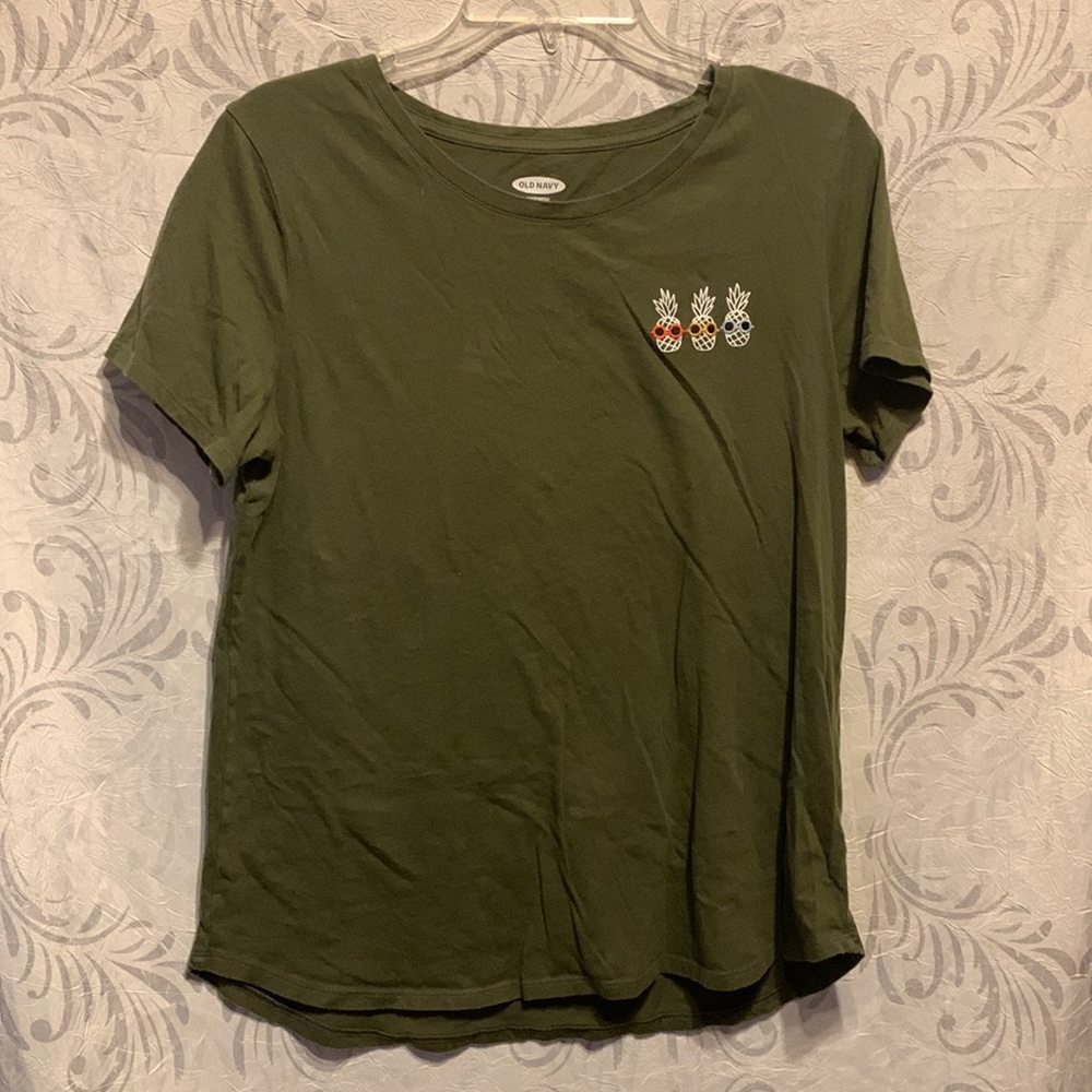 🌸 Old Navy Everywear Tee with Pineapples in Sunglasses
